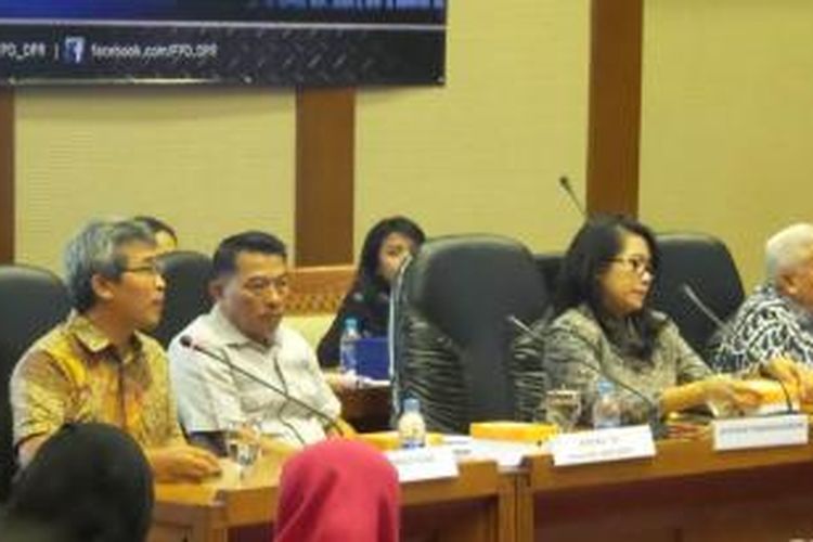 Pengajar Ilmu Hubungan Internasional UI Edy Prasetyono, mantan Panglima TNI Jenderal (Purn) Moeldoko, pengamat militer Jaleswari Pramodhawardani dan anggota Komisi I DPR Mayjen TNI (Purn) Salim Mengga saat diskusi bertajuk 'Operasi Militer Selain Perang: Sumber atau Solusi Masalah?' di Kompleks Parlemen, Senin (12/10/2015).