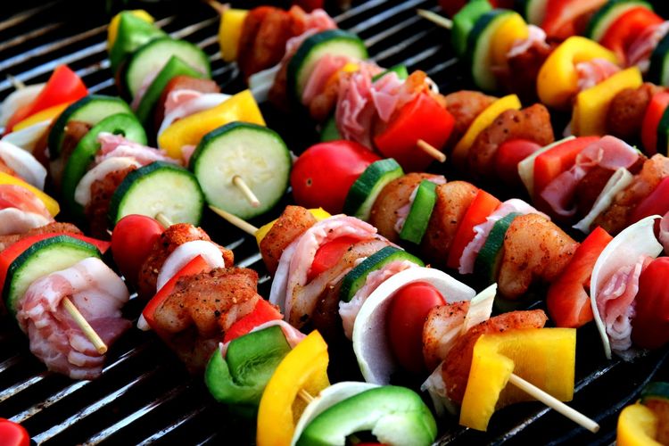 Ilustrasi kebab sayur dan daging untuk barbeku di rumah. 