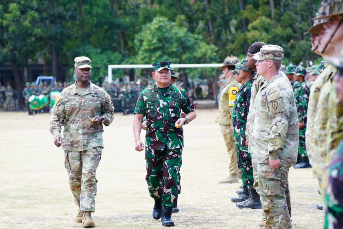 Panglima TNI Laksamana TNI Yudo Margono bersama I Corps Commanding General Lt Gen Brunson, dengan pasukan upacara yang terdiri dari TNI, USA, Australia, Singapura
