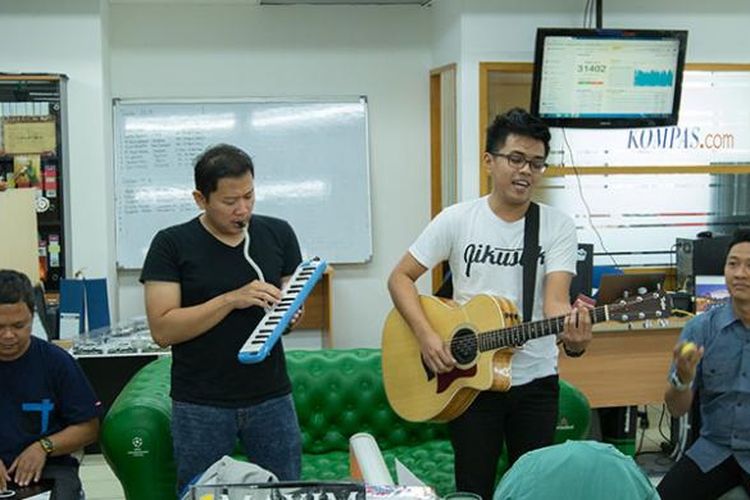 Band Jikustik tampil dengan format akustik di tengah ruang redaksi Kompas.com, Gedung Kompas Gramedia, Jalan Palmerah Selatan, Jakarta Pusat, pada Kamis (7/4/2016).