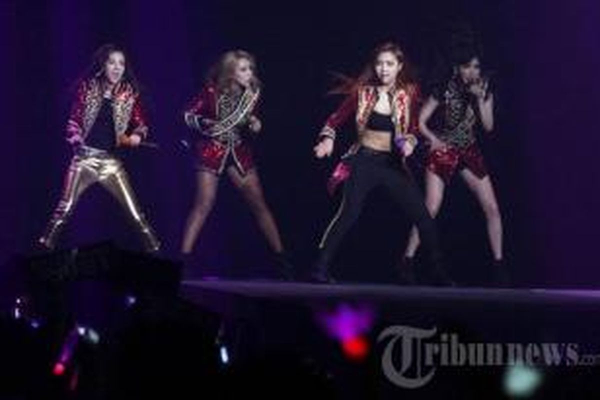 Girlband dari Korea Selatan 2NE1 menggelar konser All or Nothing di Mata Elang International Stadium (MEIS), Taman Impian Jaya Ancol, Jakarta Utara, Minggu (8/6/2014) malam. 