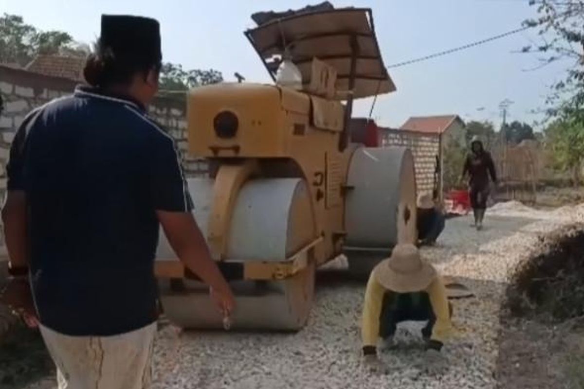 Mat Yasin (kopiah hitam) saat meninjau lokasi pembangunan Jalan Desa Madulang, Kecamatan Omben, Kabupaten Sampang, Madura dengan uang pribadi sebesar Rp 2 miliar, Rabu (22/10/2025).