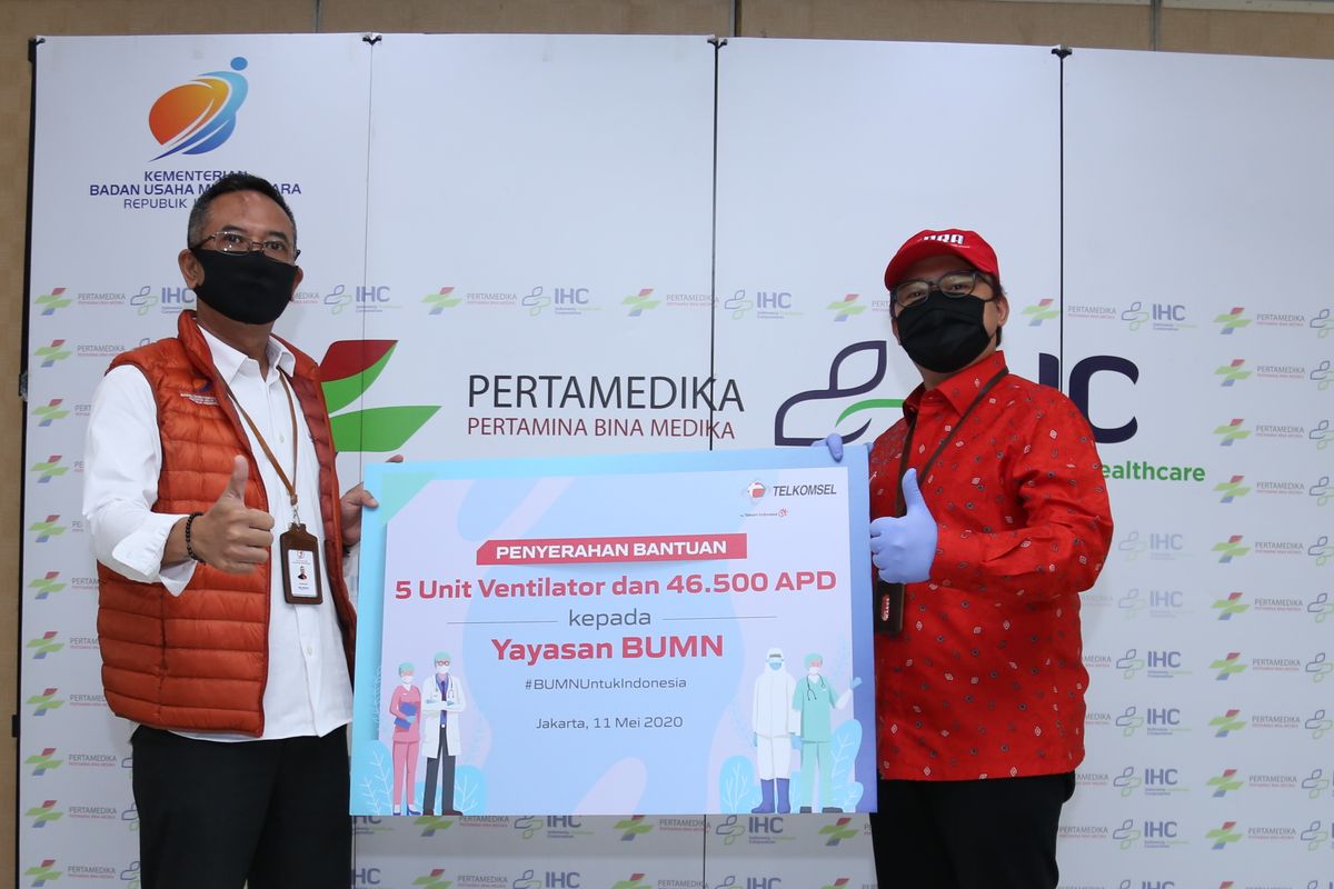 (Ka-ki) Vice President Corporate Communication Telkomsel Denny Abidin dan Ketua Yayasan BUMN Harjawan Balaningrath saat penyerahan donasi Telkomsel untuk Yayasan BUMN di Jakarta, Senin (11/5).