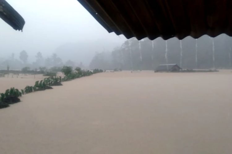 Banjir bandang menerjang sejumlah wilayah di dua kecamatan di Kabupaten Lebak, Jumat (6/12/2019.