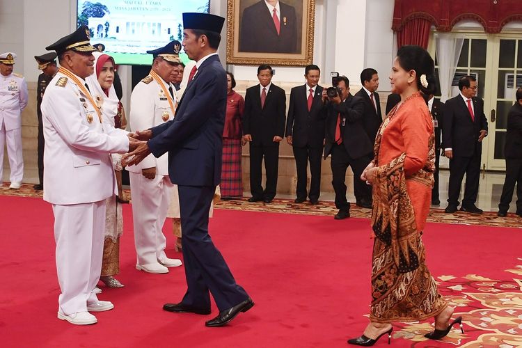 Presiden Joko Widodo (kedua kanan) disaksikan Ibu Negara Iriana Joko Widodo (kanan) memberi ucapan selamat kepada Gubernur Maluku Utara Abdul Gani Kasuba (kiri) dan Wakil Gubernur Al Yasin Ali seusai pelantikan di Istana Negara Jakarta, Jumat (10/5/2019). Presiden melantik Abdul Gani Kasuba dan Al Yasin Ali menjadi Gubernur dan Wakil Gubernur Maluku Utara masa jabatan 2019-2024. ANTARA FOTO/Wahyu Putro A/ama.