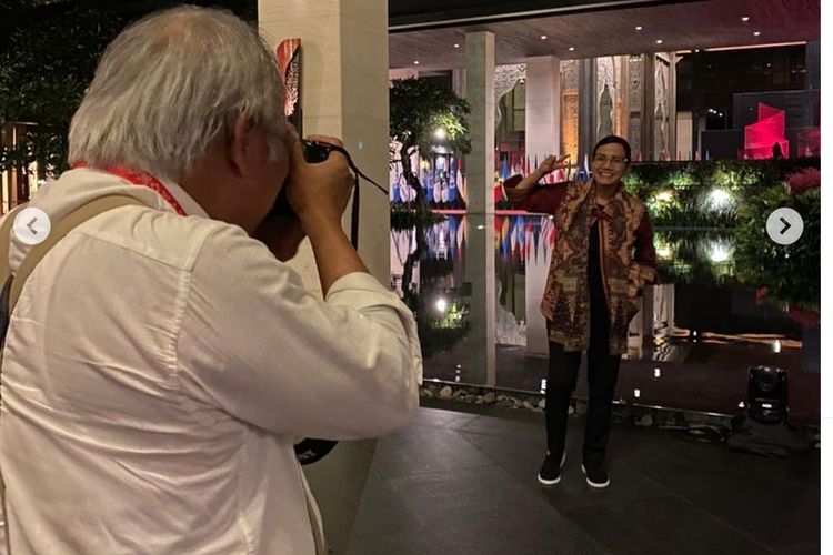 Menkeu Sri Mulyabu berpose difoto Menteri PUPR Basuki Hadimuljono di lobby Hotel Apurva Kempinsky - Bali.
