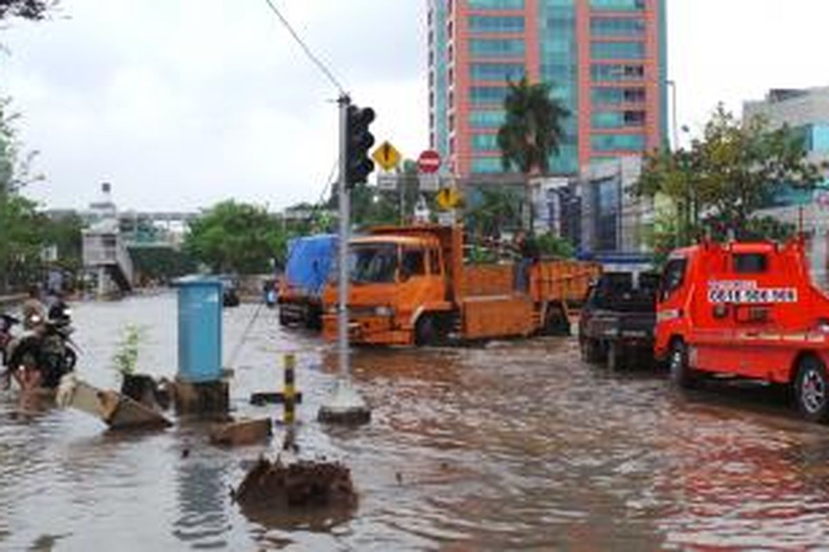 Banjir merendam kawasan Green Garden, Jakarta Barat, Jumat (24/1/2014).