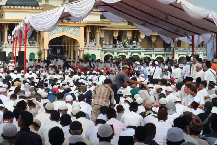 Suasana Isra Miraj di halaman Istana Maimun, Medan pada Rabu (3/4/2019)