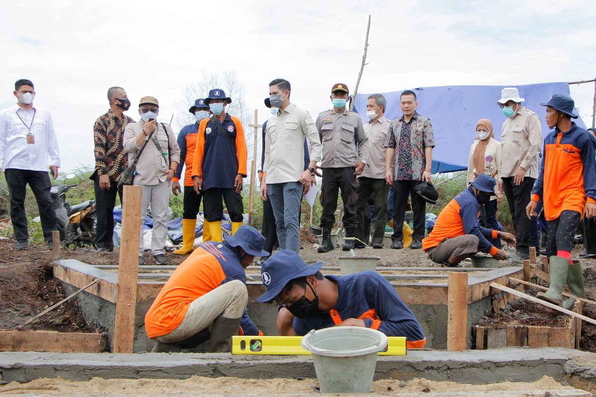 Komisi IV DPR RI meninjau langsung kegiatan restorasi gambut yang dilakukan oleh BRGM di Desa Limbung, Kecamatan Sungai Raya, Kabupaten Kubu Raya, Kalimantan Barat (Kalbar).

