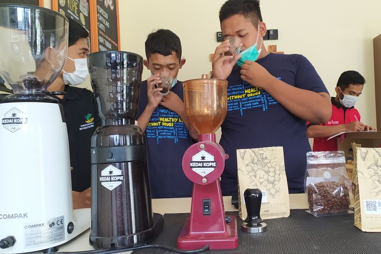 Dua anak jalanan asal Mojokerto, Jawa Timur, dilatih menjadi barista di Balai Satria Kemensos Baturraden, Kabupaten Banyumas, Jawa Tengah.