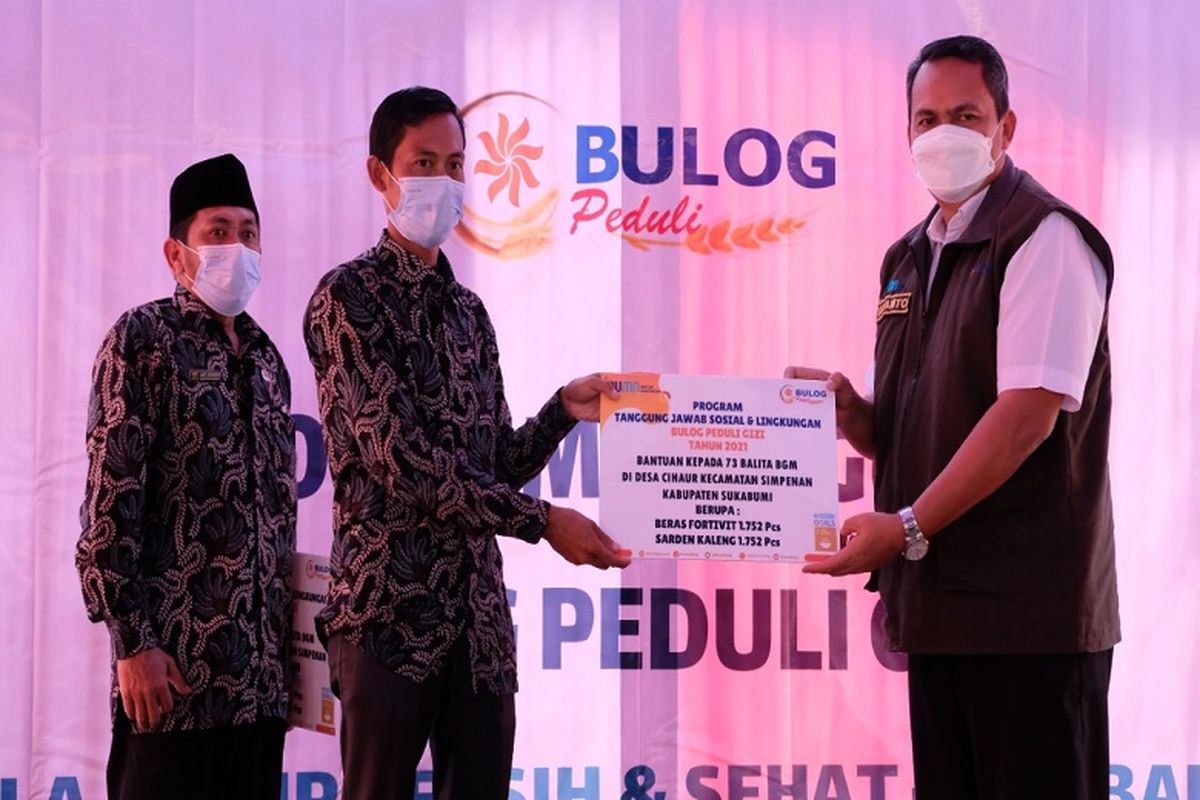 Melalui program Bulog Peduli Gizi, Perum bulog menyalurkan bantuan pangan berupa beras Fortivit dan ikan sarden bagi balita BGM di Kabupaten Sukabumi, Jawa Barat, Jumat (29/10/2021).