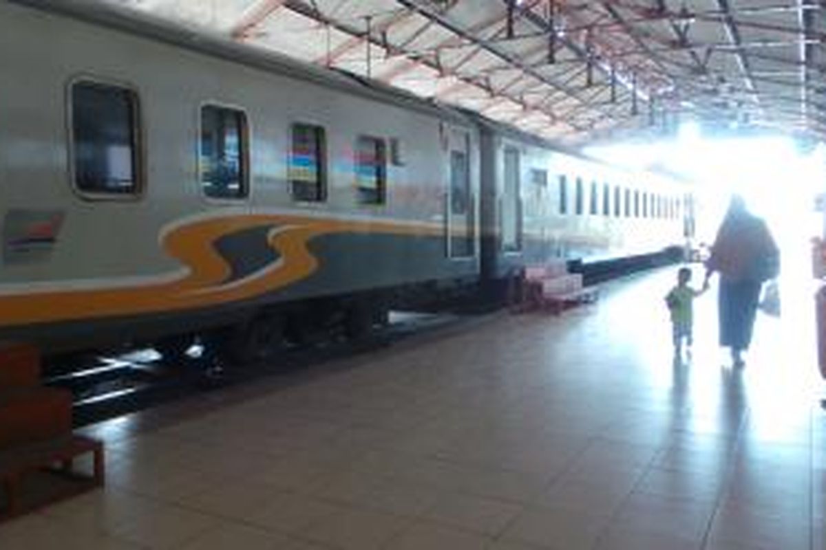 Kereta Api Argo Jati dari Gambir tujuan Cirebon tertahan di Stasiun Jatinegara akibat adanya pemblokiran di stasiun Bekasi. Beberapa penumpang mulai membatalkan perjalanan. Kamis (17/4/2014). 