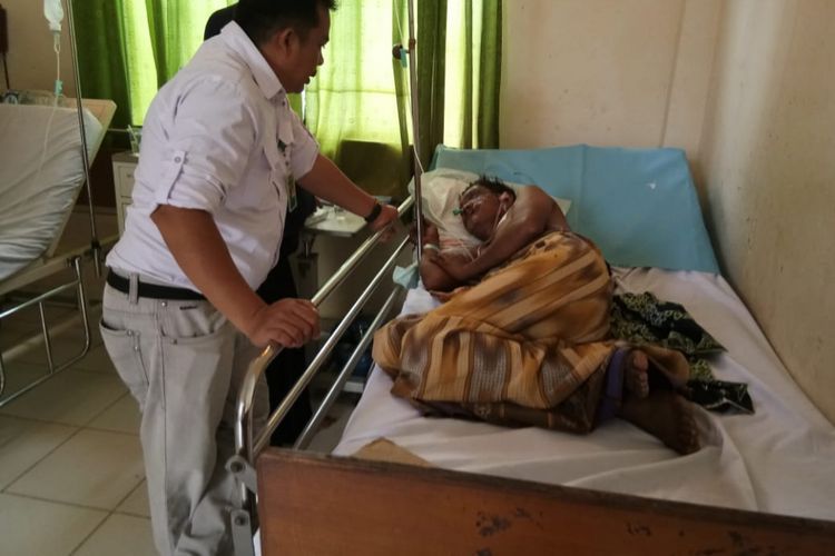 Petugas BBKSDA Riau menjenguk korban, Abu Hanifa, di rumah sakit Taluk Kuantan yang diduga diserang beruang, Rabu (10/10/2018). 