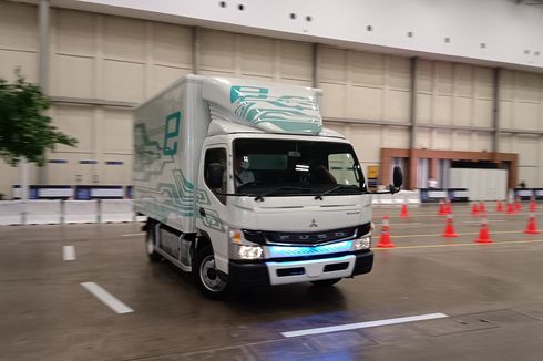 Mencoba Sensasi Truk Listrik Fuso eCanter di GIIAS 2022, Terasa Spontan