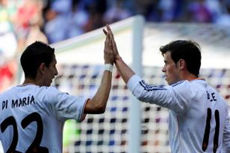 Gelandang Real Madrid, Gareth Bale, merayakan golnya dengan rekannya, Angel Di Maria, seusai membobol gawang Espanyol, Sabtu (17/5/2014). 