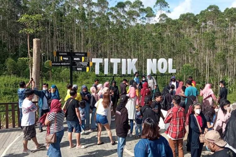 Ribuan pengunjung memadati Titik Nol IKN Nusantara. Pemerintah menerbitkan PP kemudahan berusaha di IKN Nusantara.