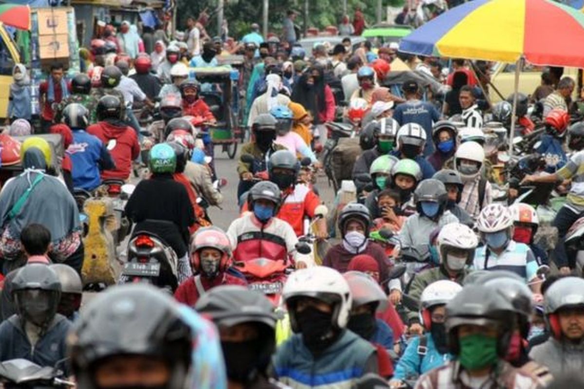 Sejumlah warga dan pengendara motor memadati kawasan Pasar Anyar, Kota Bogor, Jawa Barat, Senin (18/05) 