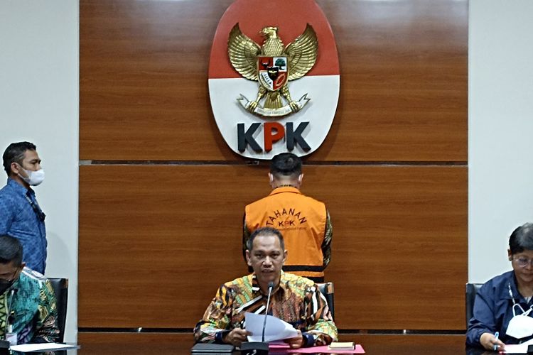 KPK menahan Kepala Kantor Wilayah Badan Pertahahan Nasional (Kanwil BPN) Riau, M Syahrir karena diduga menerima suap 120.000 dollar Singapura terkait perpanjangan Hak Guna Usaha (HGU) PT Adimulia Agrolestari, Kamis (1/12/2022).
