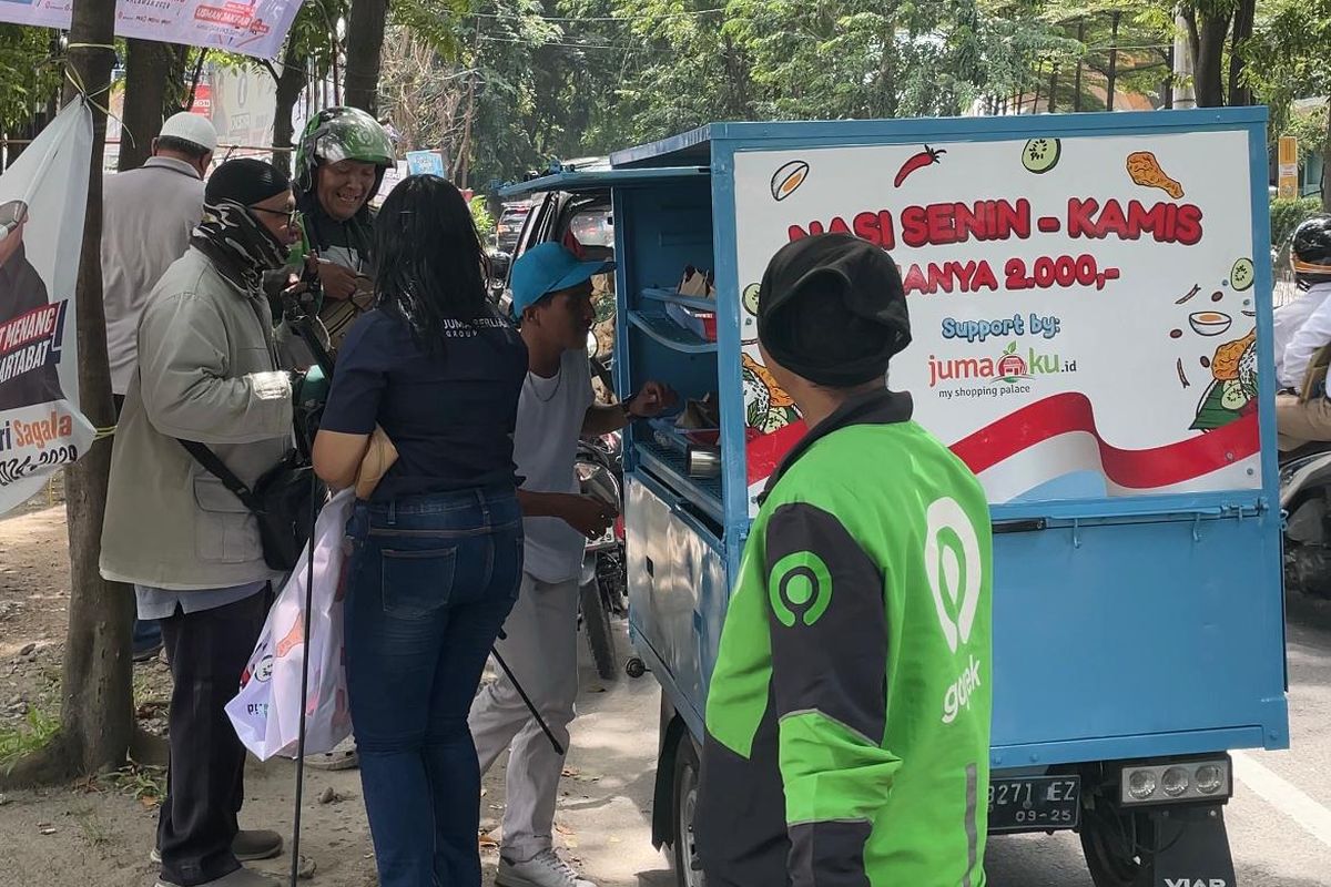 Kegiatan aksi sosial Nasi Senin-Kamis di Medan. Kegiatan ini memberikan makanan bergizi dengan harga murah Rp 2.000 per porsi. 