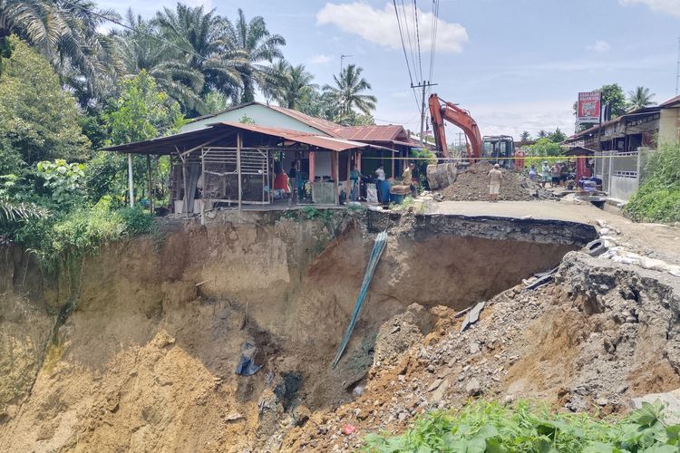 Jalan Provinsi di Deli Serdang Amblas dan Terputus Total, BPBD: Karena Hujan Deras