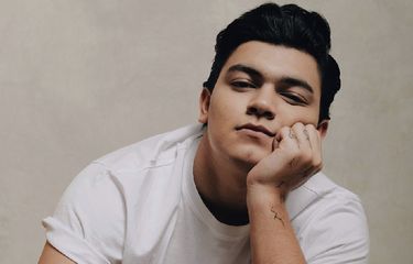 Penyanyi Adam Peter merilis single Lost Without You. Lagu tersebut membahas cinta yang tak sejalan.