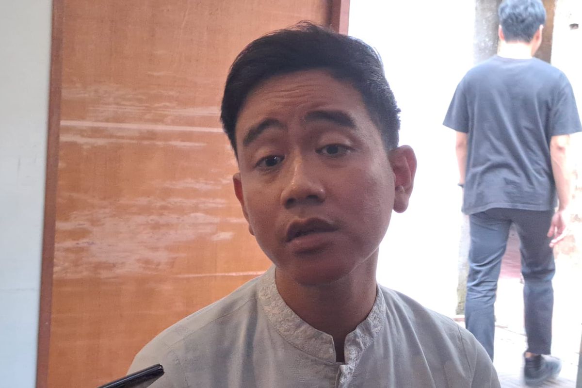 Wali Kota Solo sekaligus Wakil Presiden Terpilih,  Gibran Rakabuming Raka saat di Kawasan Keprabon, Kota Solo, Jawa Tengah (Jateng), Senin (20/5/2024).