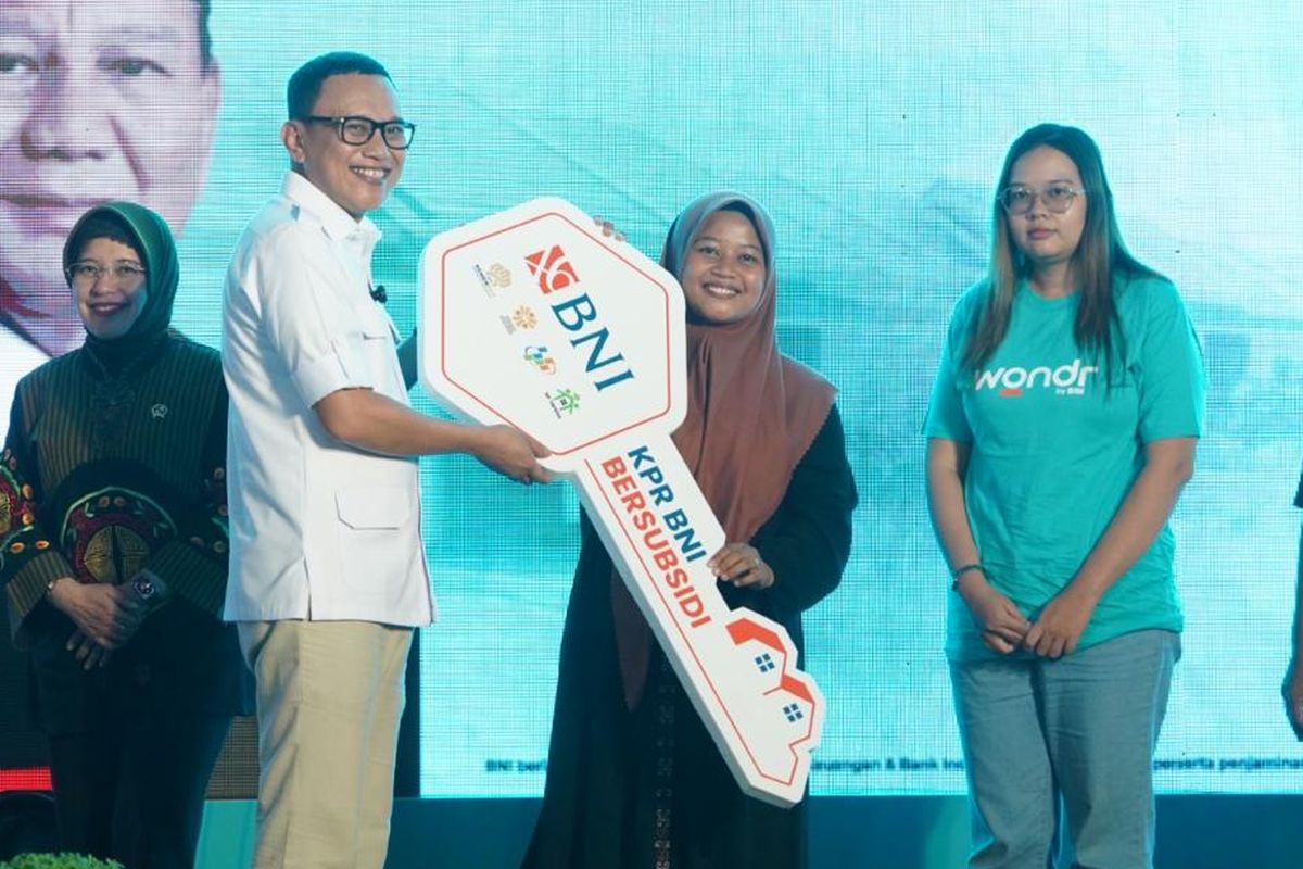 Menteri Pelindungan Pekerja Migran Indonesia (P2MI) Abdul Kadir Karding saat penyerahan rumah subsidi kepada pekerja migran di Perumahan Bumi Pagaden Permai, Subang, Jawa Barat, pada Kamis (8/5/2025).