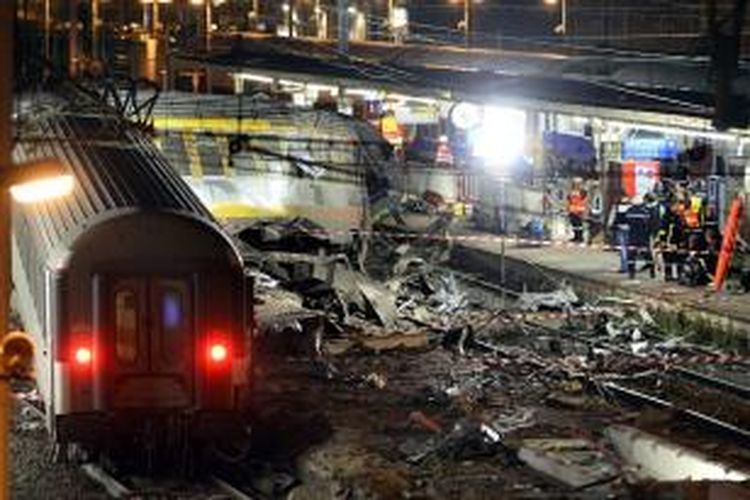 Kondisi kereta dan stasiun di pinggir kota Paris, Perancis, Jumat (12/7/2013), sesaat setelah kereta antarkota tersebut tergelincir dan menabrak peron dengan kecepatan tinggi pada Jumat petang waktu setempat. AFP/LIONEL BONAVENTURE 