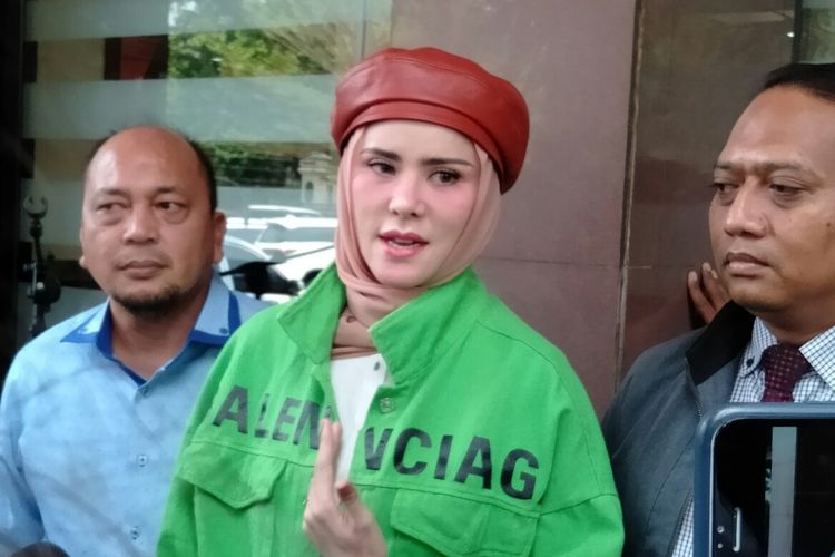 Angel Lelga bersama kuasa hukum saat mendatangi Polres Jakarta Selatan, Senin (9/12/2019) 