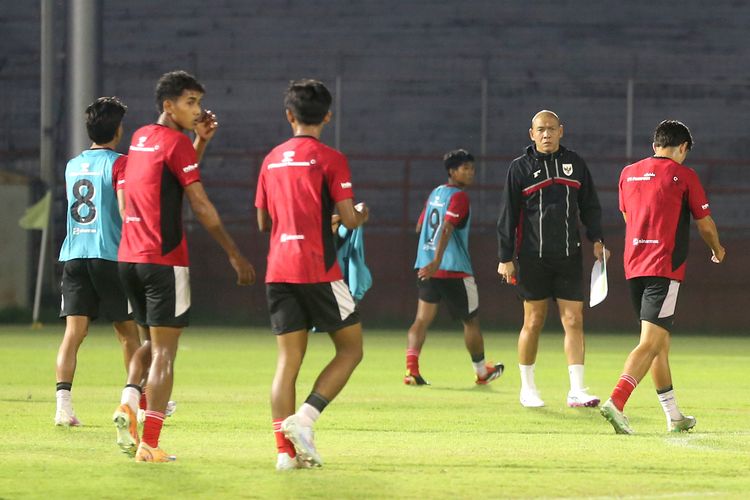 Pemain Timnas U20 Indonesia menjalani latihan yang menjadi bagian dari pemusatan latihan di Gelora 10 November Surabaya, Jawa Timur, Kamis (5/3/2026) malam.