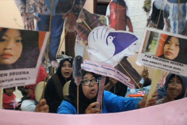 Para aktivis perempuan mengelar pertunjukan sederhana, wayang alternatif yaitu wayang solidaritas untuk Nuril, Jumat malam (12/7/2019). Mereka merespon kasus Baiq Nuril Maknun yang tengah menanti amnesti dari Presiden Joko Widodo.