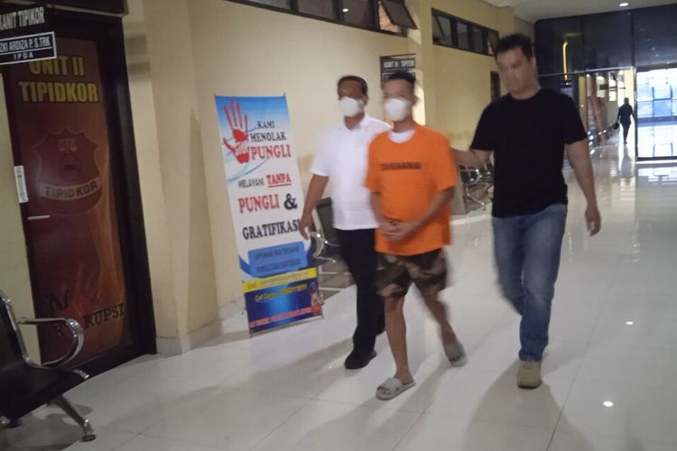 BR (27) penadah materai curian yang berhasil ditangkap polisi, Selasa (19/7/2022). Sebanyak 150.000 lembar materai senilai Rp 1,5 miliar dicuri dari PT Pos Indonesia cabang Bandar Lampung.