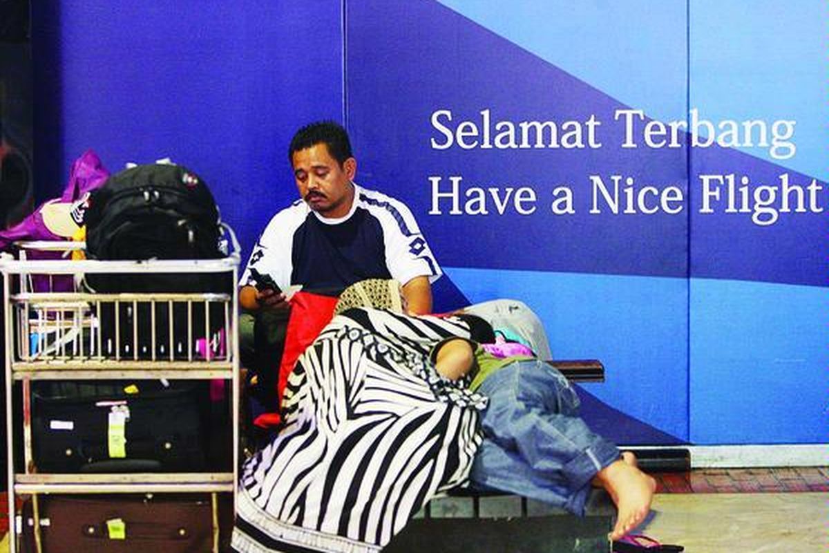 Calon penumpang menunggu kedatangan pesawat Garuda di Terminal 2 Bandar Udara Soekarno-Hatta, Tangerang, Banten, Senin (22/11). Hingga pukul 19.00, sembilan penerbangan Garuda Indonesia dibatalkan dan delapan penerbangan ditunda karena kacaunya jadwal keberangkatan pasca-perbaikan sistem.