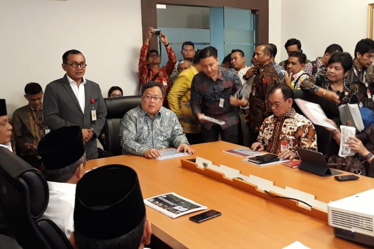  Kepala Badan Perencanaan Pembangunan Nasional (Bappenas) menggelar pertemuan membahas pemindahan Ibu Kota Negara, Senin (6/5/2019). Pertemuan terkait pemindahan Ibu Kota Negara berlangsung di Gedung Bina Graha, Kompleks Istana Kepresidenan, Jakarta.   Pertemuan mengundang sejumlah kepala daerah yang beberapa kota di wilayahnya masuk dalam pertimbangan menjadi ibu kota negara baru. Kepala daerah yang hadir yakni Gubernur Kalimantan Tengah, Gubernur Kalimantan Barat dan Gubernur Sulawesi Barat.