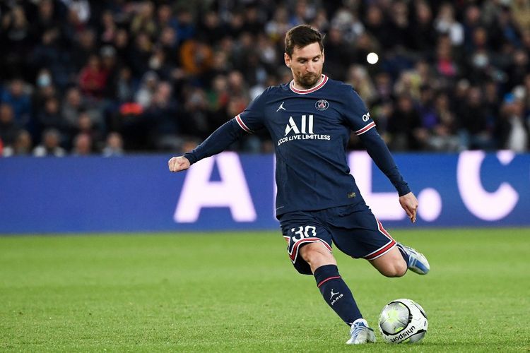 Penyerang PSG asal Argentina, Lionel Messi, saat beraksi dalam laga Liga Perancis 2021-2022 melawan Lens di Stadion Parc des Princes, 23 April 2022.