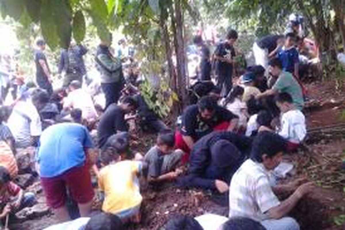 Ratusan warga beramai-ramai menggali batu di Jalan Bango Raya, Cilandak mencari batu mulia, Sabtu (26/4/2014).