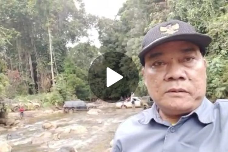 Tangkapan layar video Wakil Bupati Mahakam Ulu, Yohanes Avun saat merekam video perjalanan mereka menyusuri anak sungai tanpa jembatan dari Long Bagun menuju Long Pahangai dan Long Apari pekan lalu.