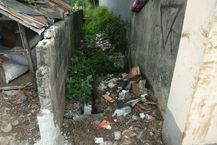 Kondisi saluran air di Waduk Rawa Lindung di RW 05, Petukangan Selatan, Pesanggrahan, Jakarta Selatan, Kamis (9/11/2017).