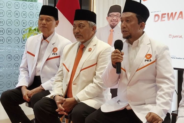 Mantan Menkominfo Tifatul Sembiring, dan mantan Wakapolri Adang Daradjatun dilantik menjadi anggota Dewan Penasihat PKS, Jumat (20/1/2023). Presiden PKS Ahmad Syaikhu mengatakan melantik 11 anggota Dewan Penasihat PKS. 