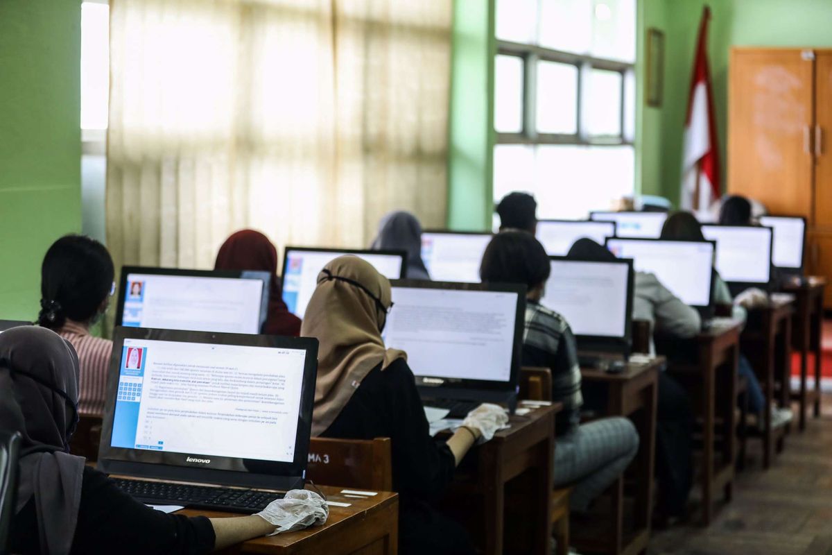 Peserta mengikuti ujian tulis berbasis komputer (UTBK) di SMA Negeri 3 Jakarta Selatan, Setiabudi, Selasa (7/7/2020). UNJ sebagai salah satu Pusat UTBK Perguruan Tinggi Negeri (PTN) menyelenggarakan ujian dalam dua tahap yakni pada tanggal 5-12 Juli 2020 dan 20-27 Juli 2020 dengan jumlah total peserta sebanyak 42.463 orang dengan protokol kesehatan pencegahan penularan Covid-19.