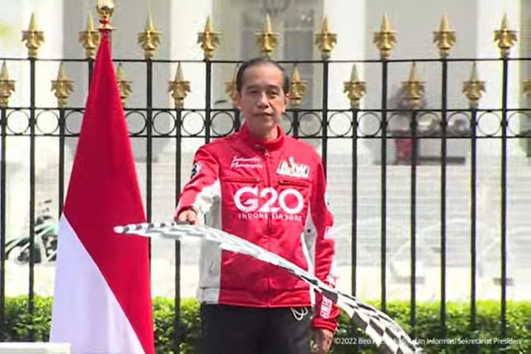 Presiden Indonesia Joko Widodo saat melepas para pebalap MotoGP 2022 di Istana Merdeka, Jakarta, untuk berparade di Jakarta pada Rabu 16 Maret 2022.
