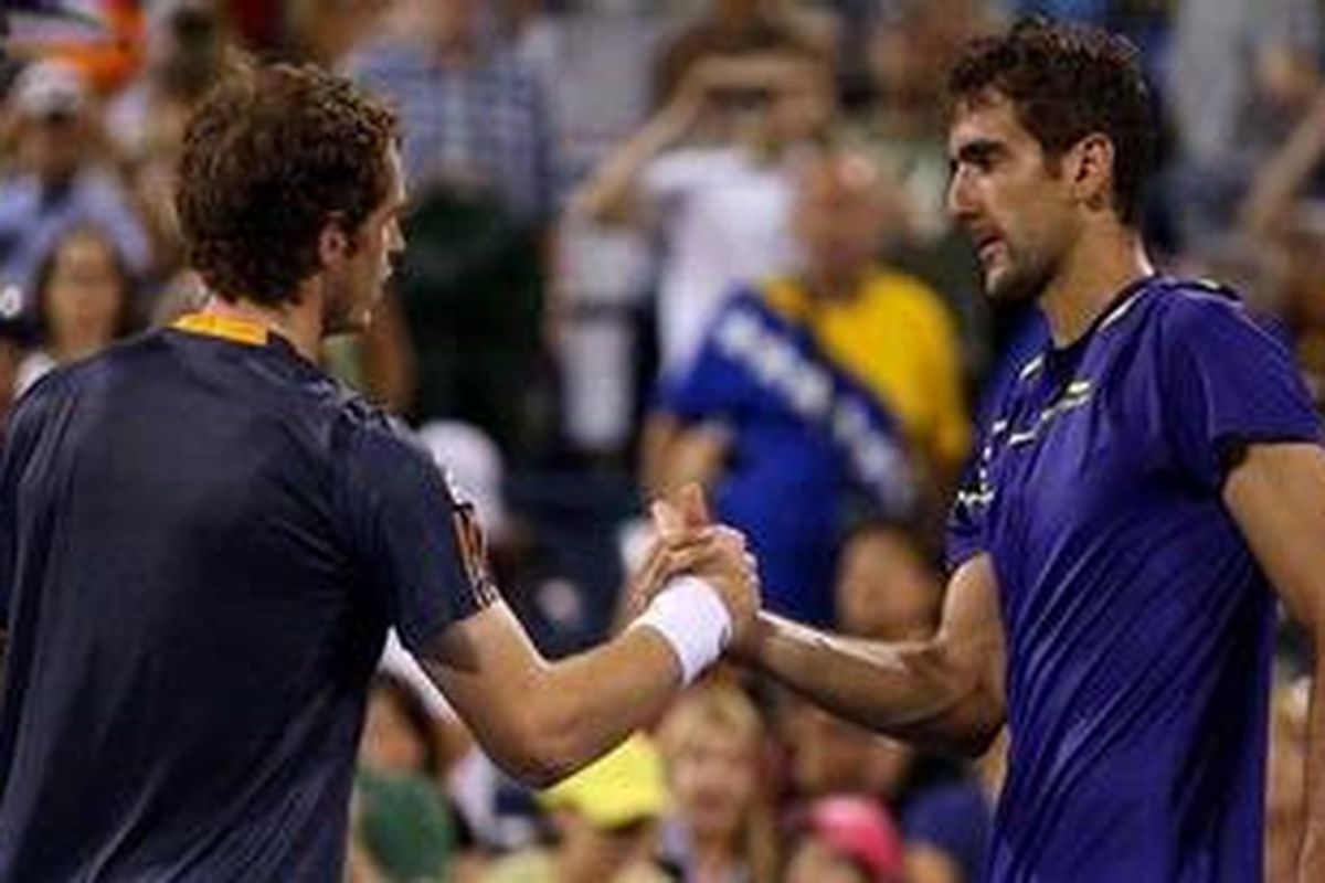 Andy Murray (kiri) menyalami petenis Kroasia Marin Cilic setelah keduanya berlaga di perempat final AS Terbuka.