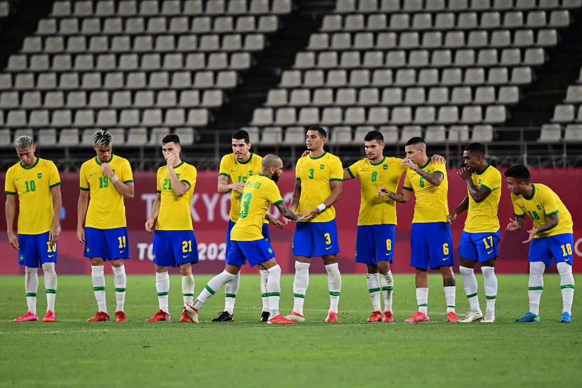 Bek Brasil Dani Alves merayakan gol penaltinya ke gawang Meksiko pada laga semifinal sepak bola putra Olimpiade Tokyo 2020 di Kashima Soccer Stadium, Selasa (3/8/2021). 