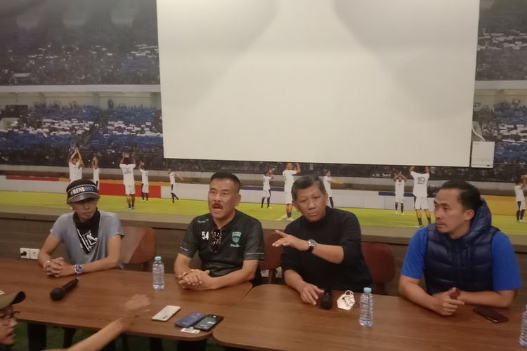 Komisaris PT Persib Bandung Bermartabat (PBB) Umuh Muchtar pastikan bahwa Robert Rene Alberts mundur dari kursi pelatih Persib Bandung. Hal itu diungkapkannya saat konferensi pers di Graha Persib, Rabu (10/8/2022).