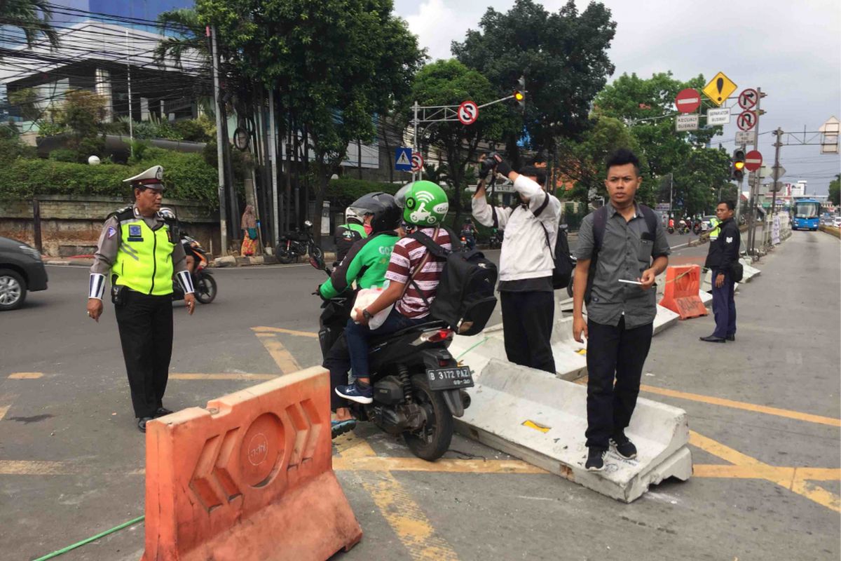 Dinas Perhubungan DKI (Dishub) Jakarta memutuskan untuk membuka pembatas jalan yang menutup Simpang Duren Tiga, Pancoran, Jakarta Selatan, Sabtu (19/5/2018). 