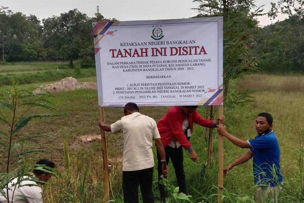 Petugas Kejaksaan Negeri Bangkalan menyita tanah kas desa di akses jembatan Suramadu Kamis (31/3/2022) Desa Petapan, Kecamatan Labang yang dijual mantan kepala desa M. Slamet