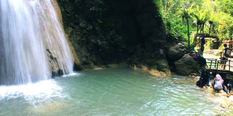 Air Terjun Kedung Pedut di Desa Jatimulyo, Kecamatan Girimulyo, Kulonprogo, DI Yogakarta.
