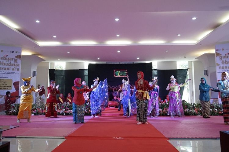 Penampilan musik karawitan dari Sanggar Budaya Suluk Nusantara dan diselingi oleh goro-goro Punokawan dalam Gelaran Gebyar Budaya Nusantara, di Aula Masjid Al Madinah, di kawasan Pemberdayaan Berbasis Wakaf Zona Madina Sabtu (27/8/2022). 