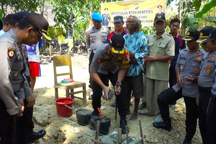 Kepolisian Resor Ngawi Jawa Timur membangunkan rumah sederhana untuk mbah Wardi (76), warga Desa Jambangan, Kabupaten Ngawi, yang selama 20 tahun terakhir terpaksa tinggal di pos ronda.