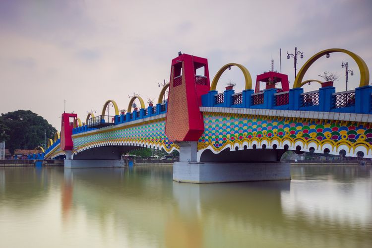 Ilustrasi jembatan kaca Tangerang atau Jembatan Kaca Berendeng di Kota Tangerang, Banten.